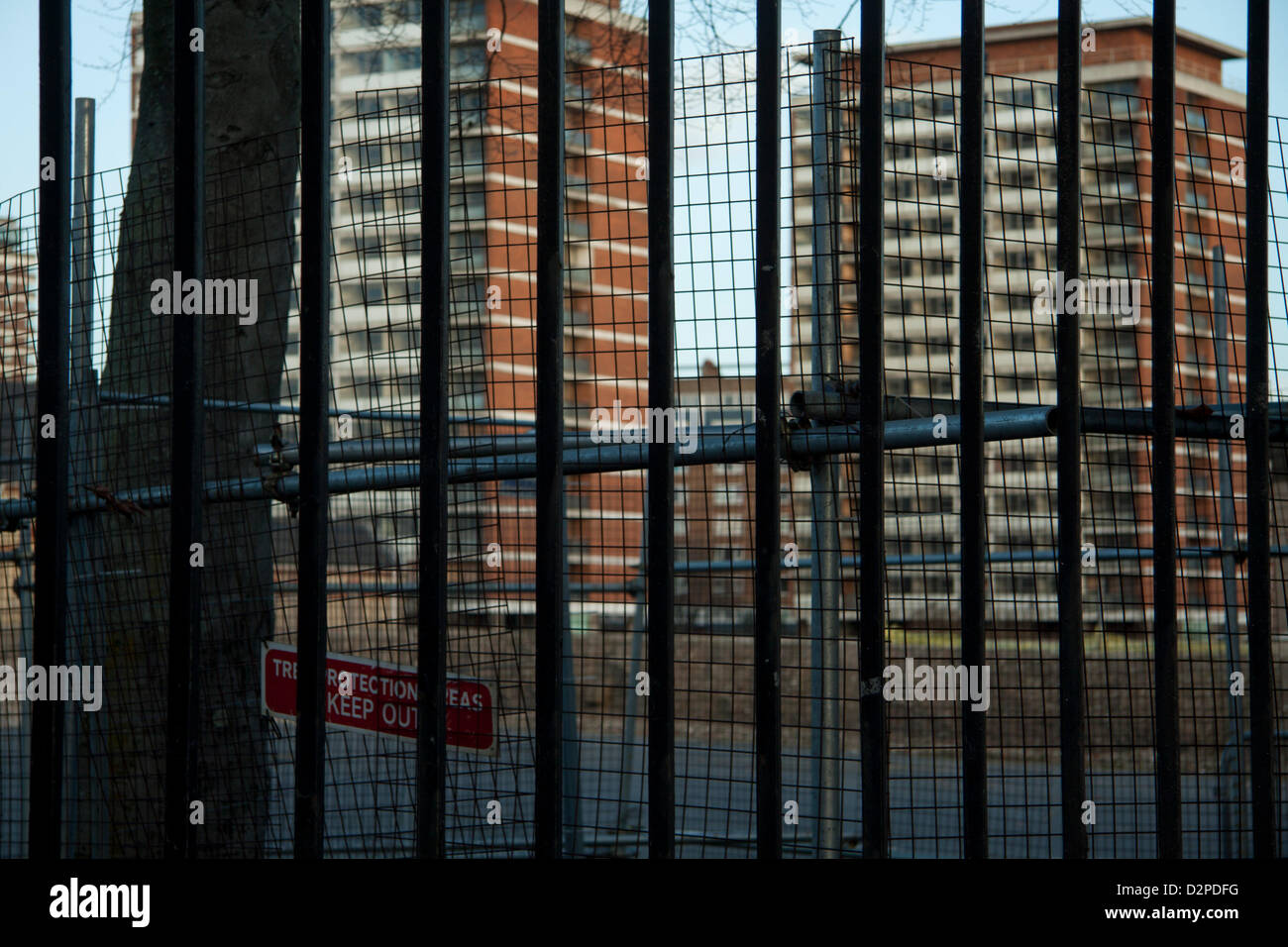 30. Januar 2013. London UK. Die £ 3 Milliarden GBP Projekt um das Gelände der ehemaligen Chelsea Kaserne wurde im Berichtsjahr platziert und setzen Sie auf zu halten, von seinen Besitzern Qatari Diar aufgrund anhaltenden Bedenken über die britische Wirtschaft zu sanieren. Der Chelsea-Kaserne die Königinnenwache untergebracht und wurde 1860 erbaut wurde durch das Verteidigungsministerium an Qatari Diar 2007 für 959 Millionen Pfund verkauft. Die Website ist unbebaut, da die letzten Truppen im Jahr 2008 das Gelände geräumt. Stockfoto