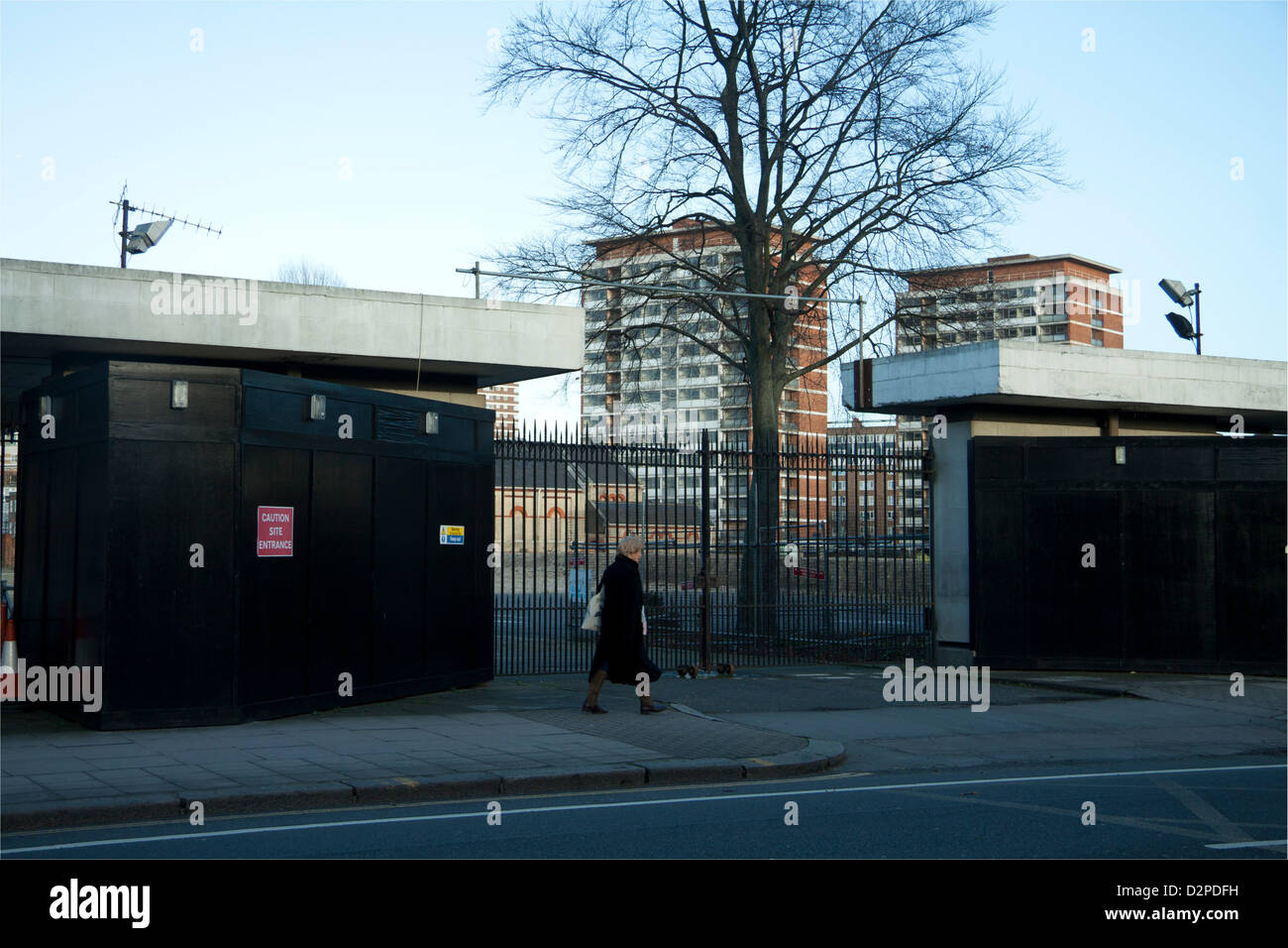 30. Januar 2013. London UK. Die £ 3 Milliarden GBP Projekt um das Gelände der ehemaligen Chelsea Kaserne wurde im Berichtsjahr platziert und setzen Sie auf zu halten, von seinen Besitzern Qatari Diar aufgrund anhaltenden Bedenken über die britische Wirtschaft zu sanieren. Der Chelsea-Kaserne die Königinnenwache untergebracht und wurde 1860 erbaut wurde durch das Verteidigungsministerium an Qatari Diar 2007 für 959 Millionen Pfund verkauft. Die Website ist unbebaut, da die letzten Truppen im Jahr 2008 das Gelände geräumt. Stockfoto