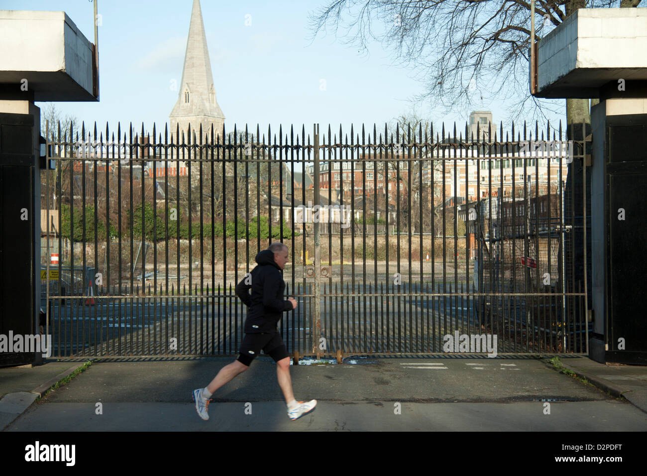 30. Januar 2013. London UK. Die £ 3 Milliarden GBP Projekt um das Gelände der ehemaligen Chelsea Kaserne wurde im Berichtsjahr platziert und setzen Sie auf zu halten, von seinen Besitzern Qatari Diar aufgrund anhaltenden Bedenken über die britische Wirtschaft zu sanieren. Der Chelsea-Kaserne die Königinnenwache untergebracht und wurde 1860 erbaut wurde durch das Verteidigungsministerium an Qatari Diar 2007 für 959 Millionen Pfund verkauft. Die Website ist unbebaut, da die letzten Truppen im Jahr 2008 das Gelände geräumt. Stockfoto