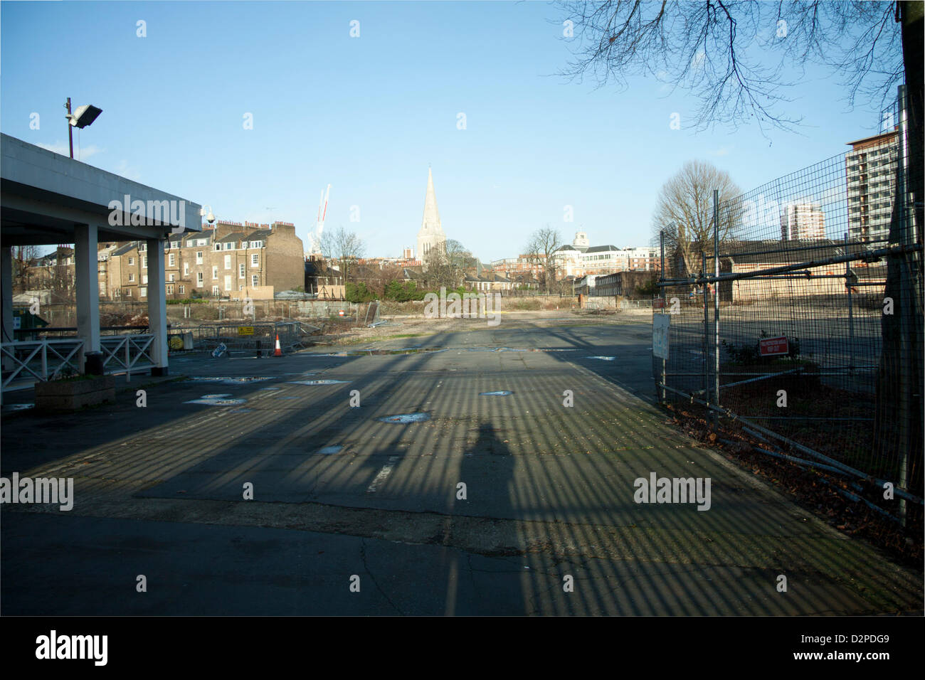 30. Januar 2013. London UK. Die £ 3 Milliarden GBP Projekt um das Gelände der ehemaligen Chelsea Kaserne wurde im Berichtsjahr platziert und setzen Sie auf zu halten, von seinen Besitzern Qatari Diar aufgrund anhaltenden Bedenken über die britische Wirtschaft zu sanieren. Der Chelsea-Kaserne die Königinnenwache untergebracht und wurde 1860 erbaut wurde durch das Verteidigungsministerium an Qatari Diar 2007 für 959 Millionen Pfund verkauft. Die Website ist unbebaut, da die letzten Truppen im Jahr 2008 das Gelände geräumt. Stockfoto