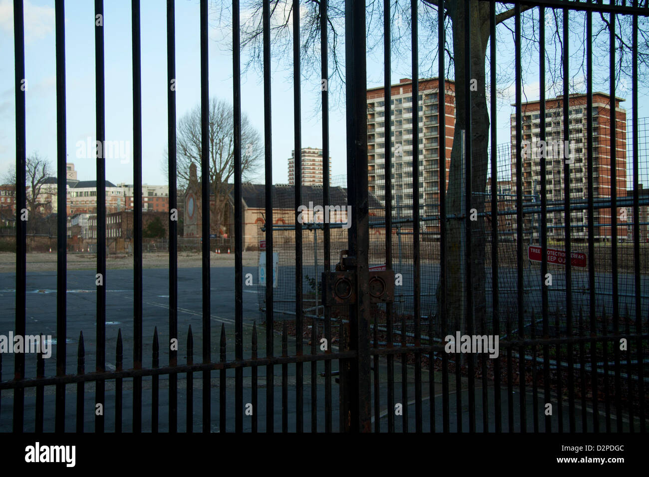 30. Januar 2013. London UK. Die £ 3 Milliarden GBP Projekt um das Gelände der ehemaligen Chelsea Kaserne wurde im Berichtsjahr platziert und setzen Sie auf zu halten, von seinen Besitzern Qatari Diar aufgrund anhaltenden Bedenken über die britische Wirtschaft zu sanieren. Der Chelsea-Kaserne die Königinnenwache untergebracht und wurde 1860 erbaut wurde durch das Verteidigungsministerium an Qatari Diar 2007 für 959 Millionen Pfund verkauft. Die Website ist unbebaut, da die letzten Truppen im Jahr 2008 das Gelände geräumt. Stockfoto