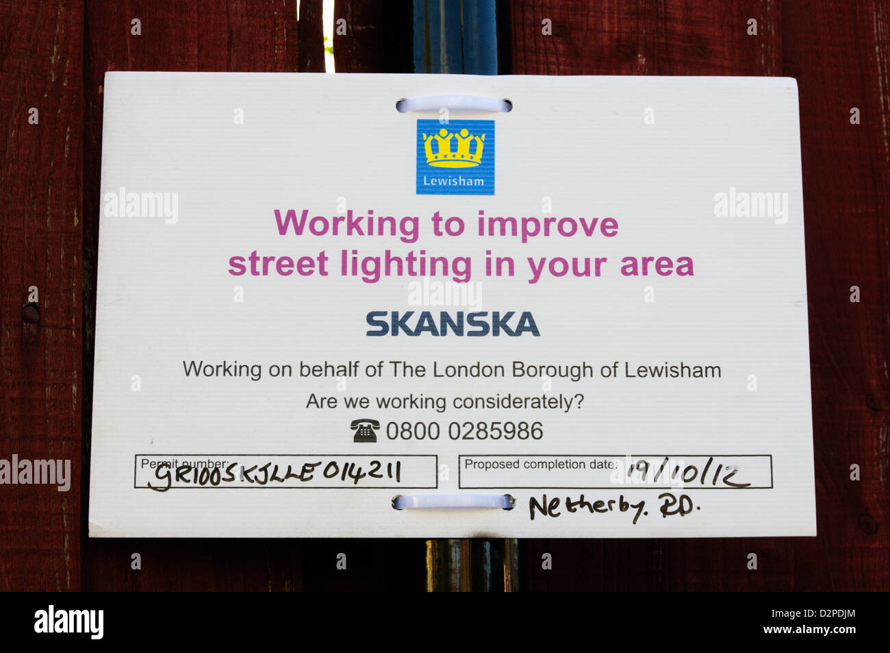 Melden Sie sich zur Wartung der Straßenbeleuchtung von Skanska. Stockfoto