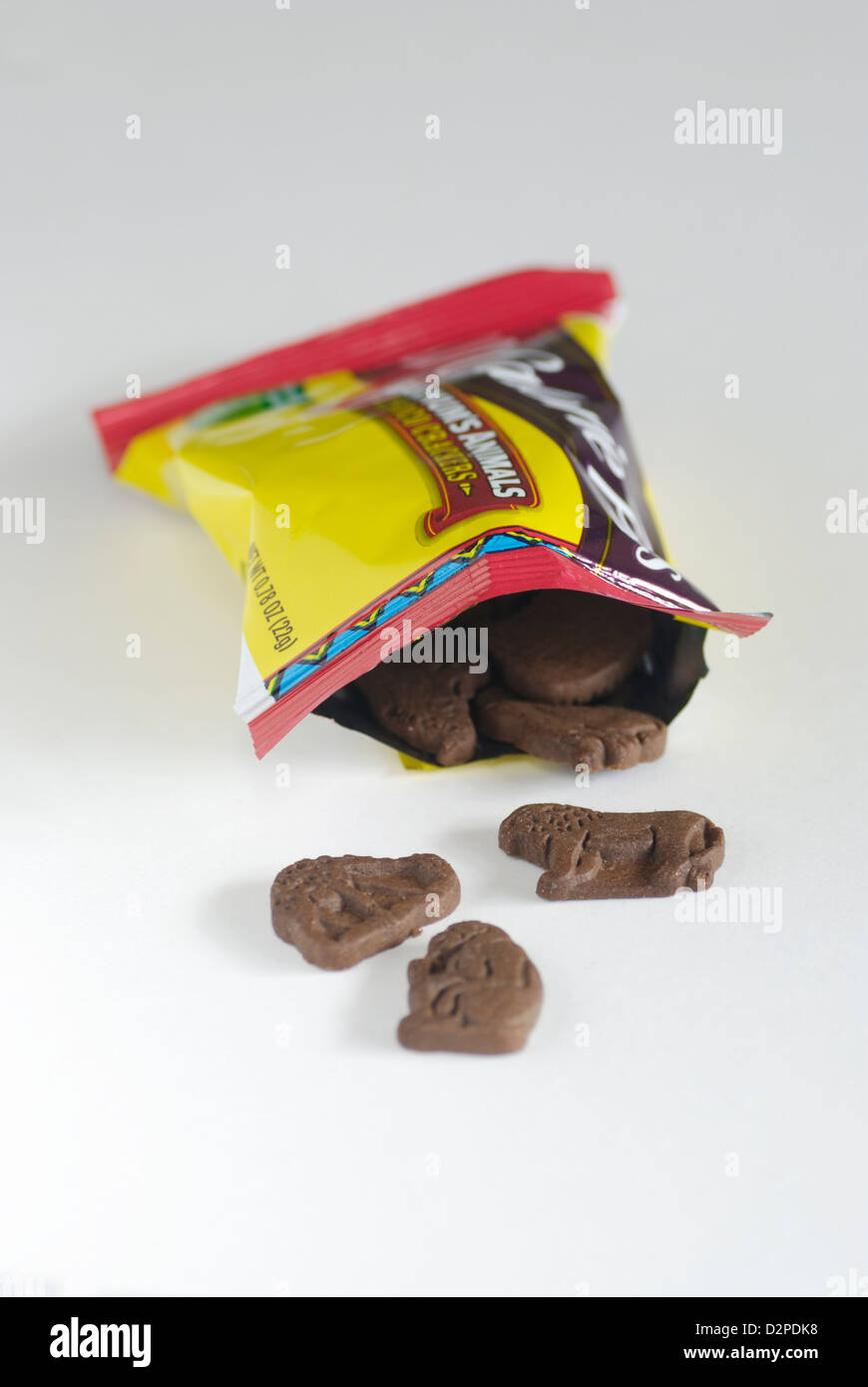 Tier geformt Schokoladenkekse mit Paket auf weißem Hintergrund, vertikale Stockfoto