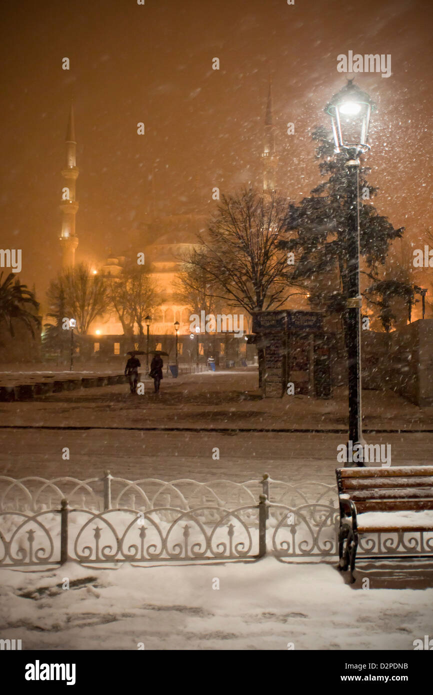 ISTANBUL TÜRKEI - Blaue Moschee (Sultan Ahmet Moschee Sultanahmet) während der Schnee im Garten Eingang fallen Stockfoto
