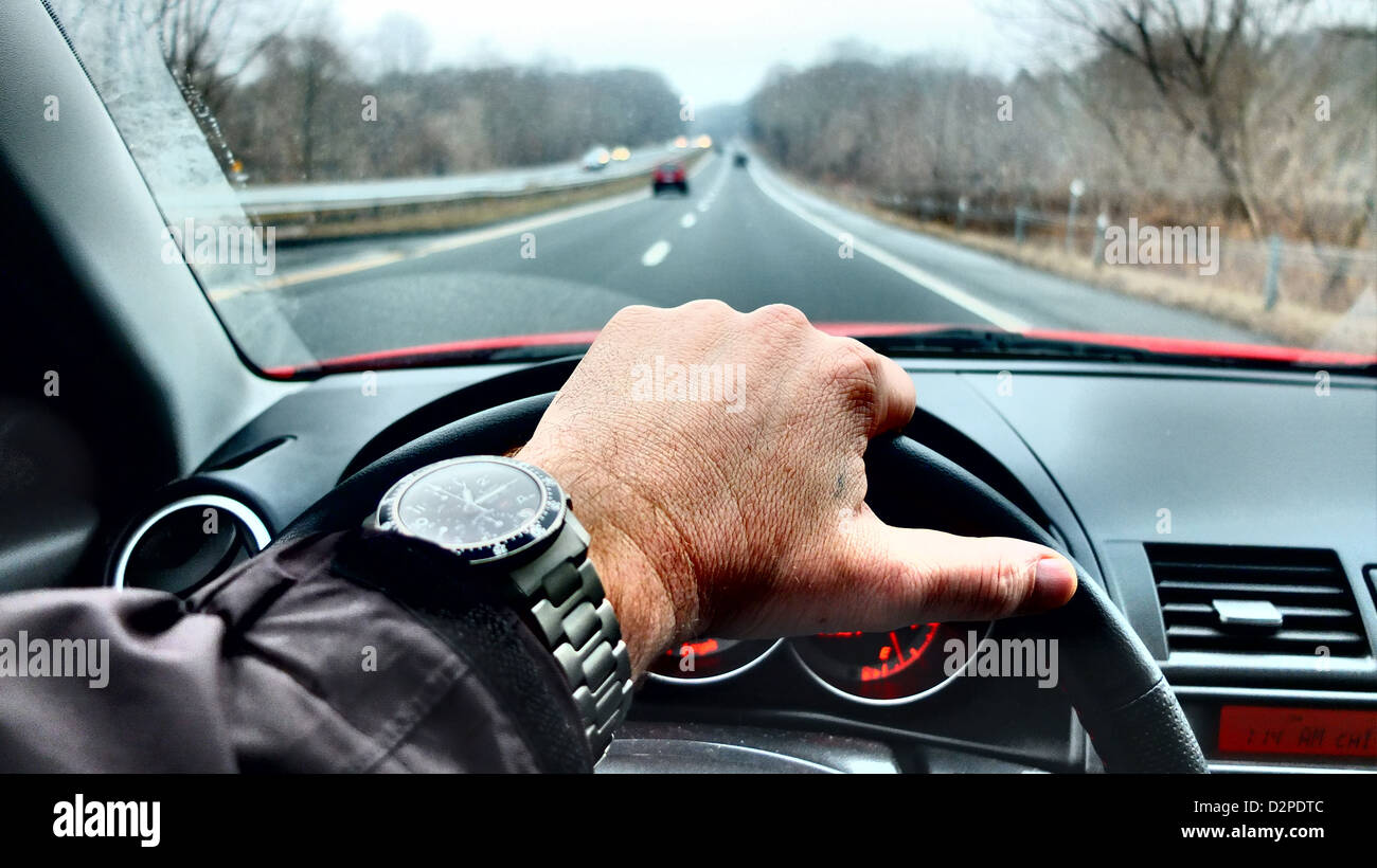 Erste Personenansicht des Menschen auf Autobahn Stockfoto