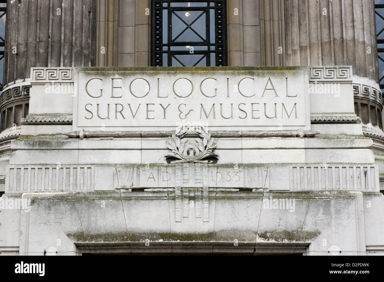 Geschnitzte Name über dem Eingang zu dem geologischen Museum in Exhibition Road, South Kensington, London. Stockfoto