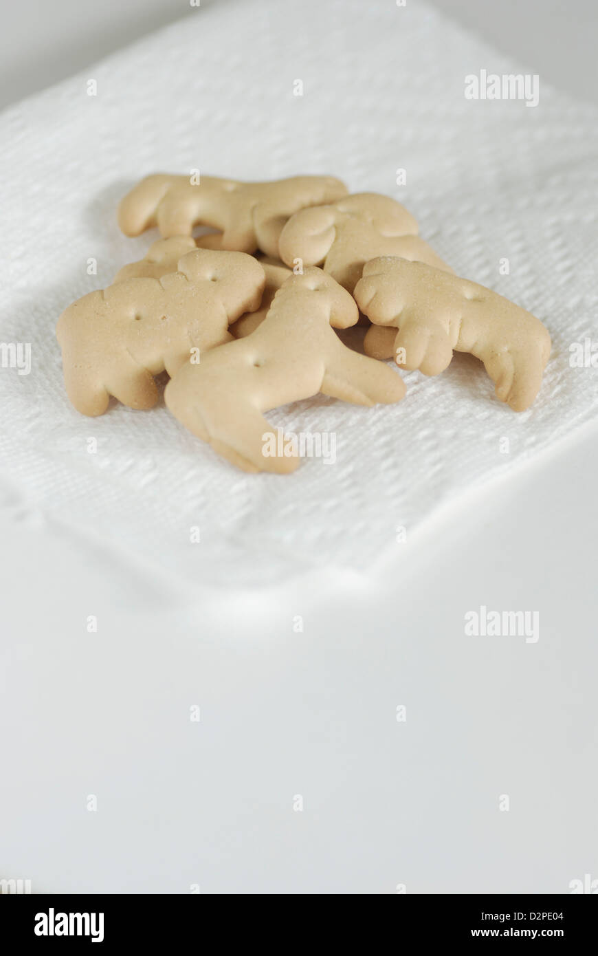 vertikale Animal Crackers hautnah auf weißem Papierserviette Stockfoto