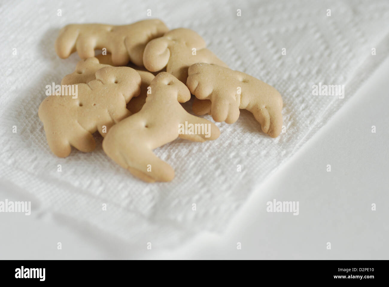 Animal Crackers hautnah auf weißem Papierserviette Stockfoto