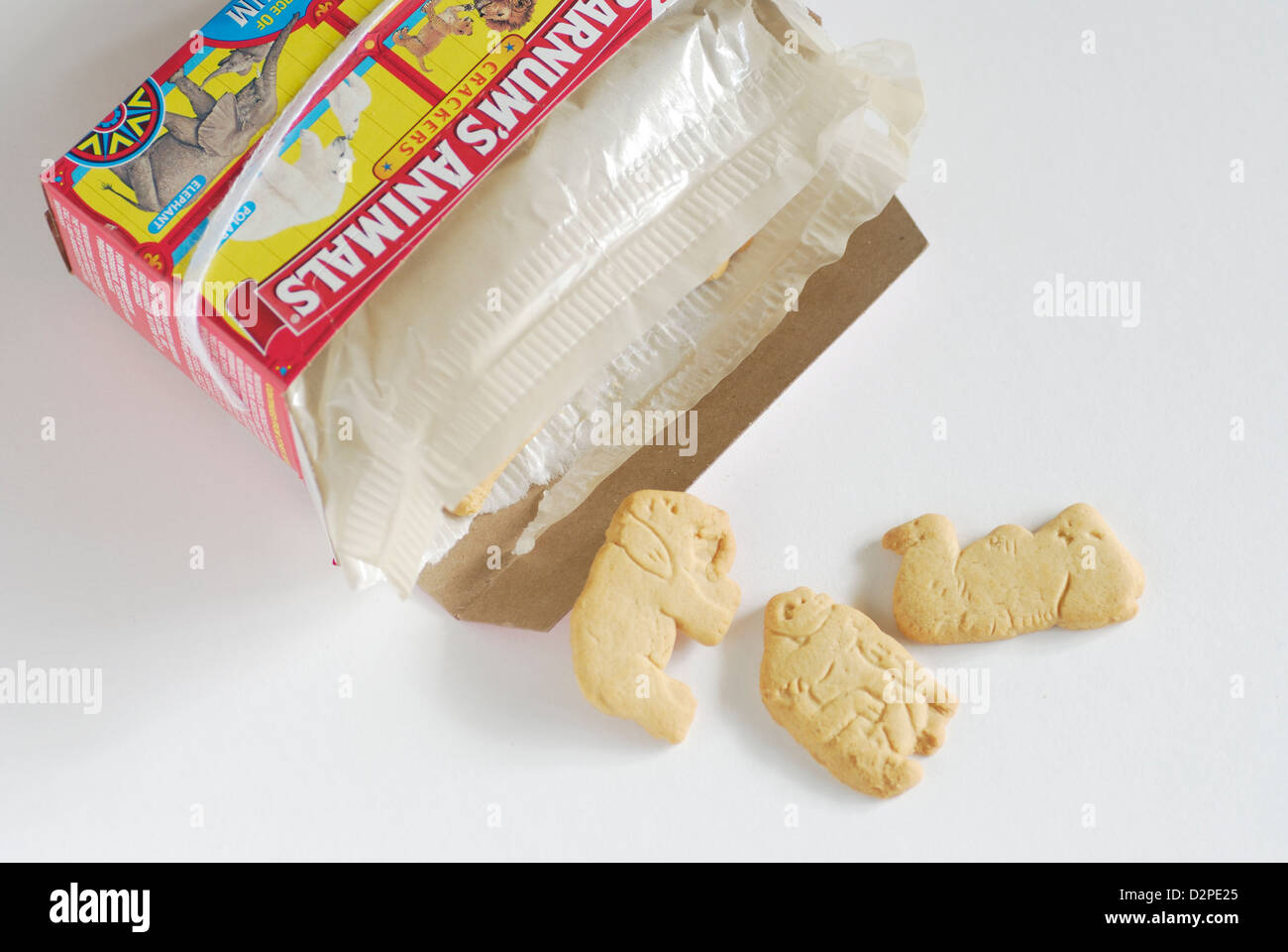 Animal Crackers verschütten out of Box, Kamel, Elefant und Gorilla Formen, Ansicht von oben Stockfoto