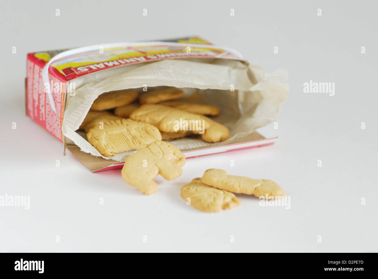 Animal Crackers verschütten out of Box auf einem weißen Hintergrund, Elefant, Gorilla, Kamel und Zebra-Formen Stockfoto