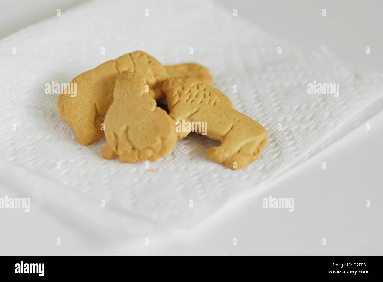 Animal Crackers auf weißem Papierserviette, Robben, Elefanten und Löwen Formen Stockfoto