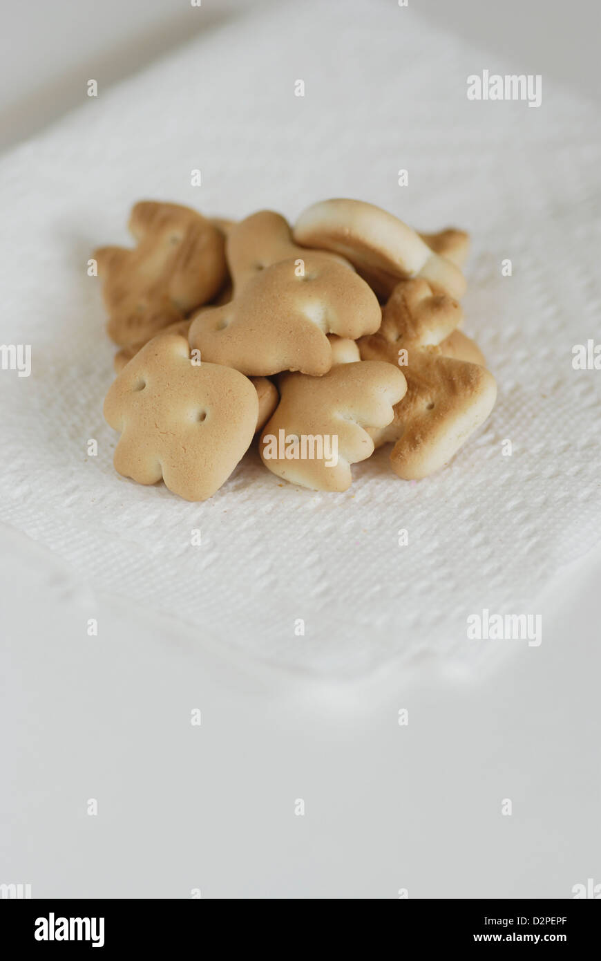Animal Crackers auf weißem Papierserviette Stockfoto