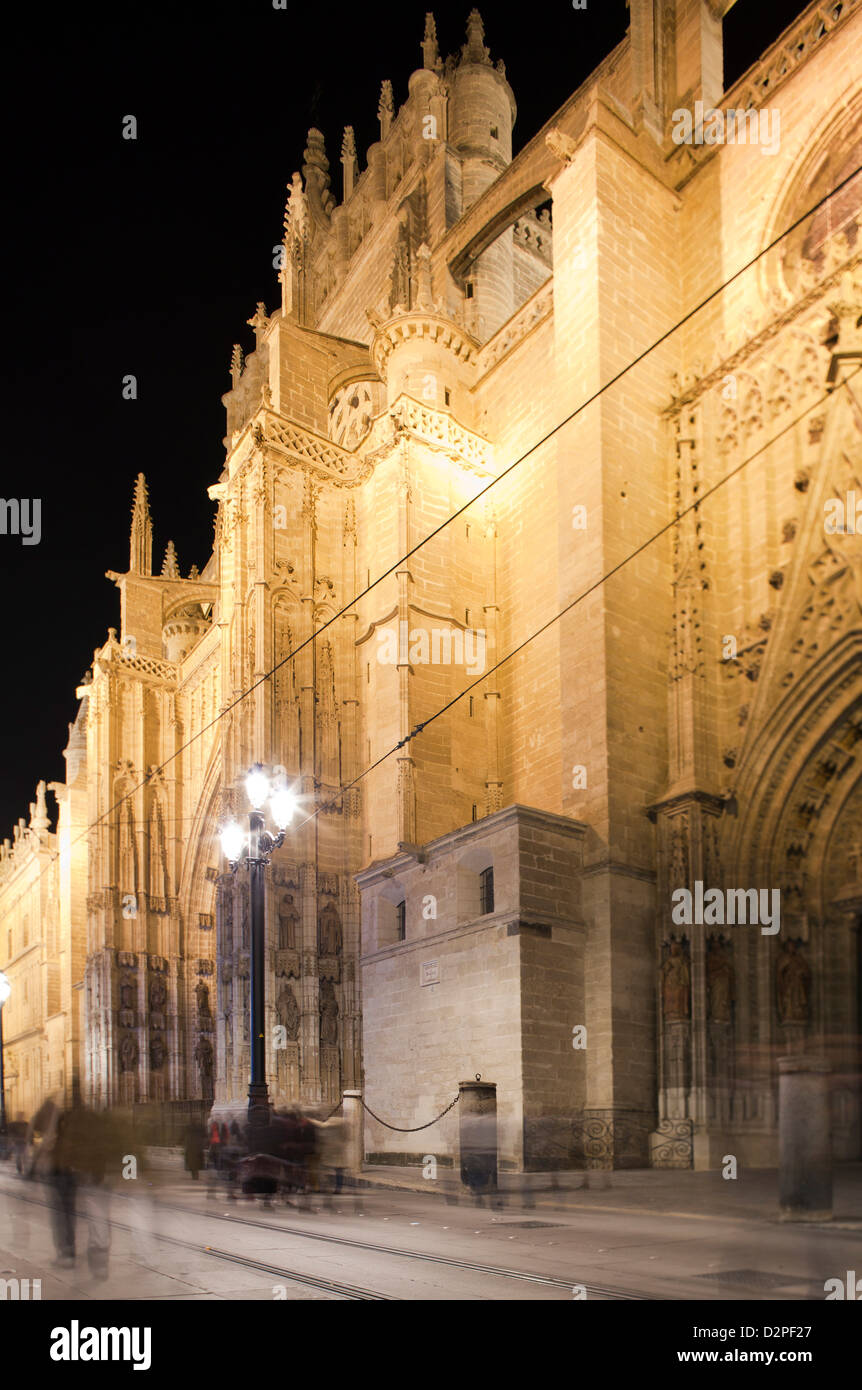 Sevilla, Spanien, Westfassade von Santa Maria De La Sede in der Nacht Stockfoto