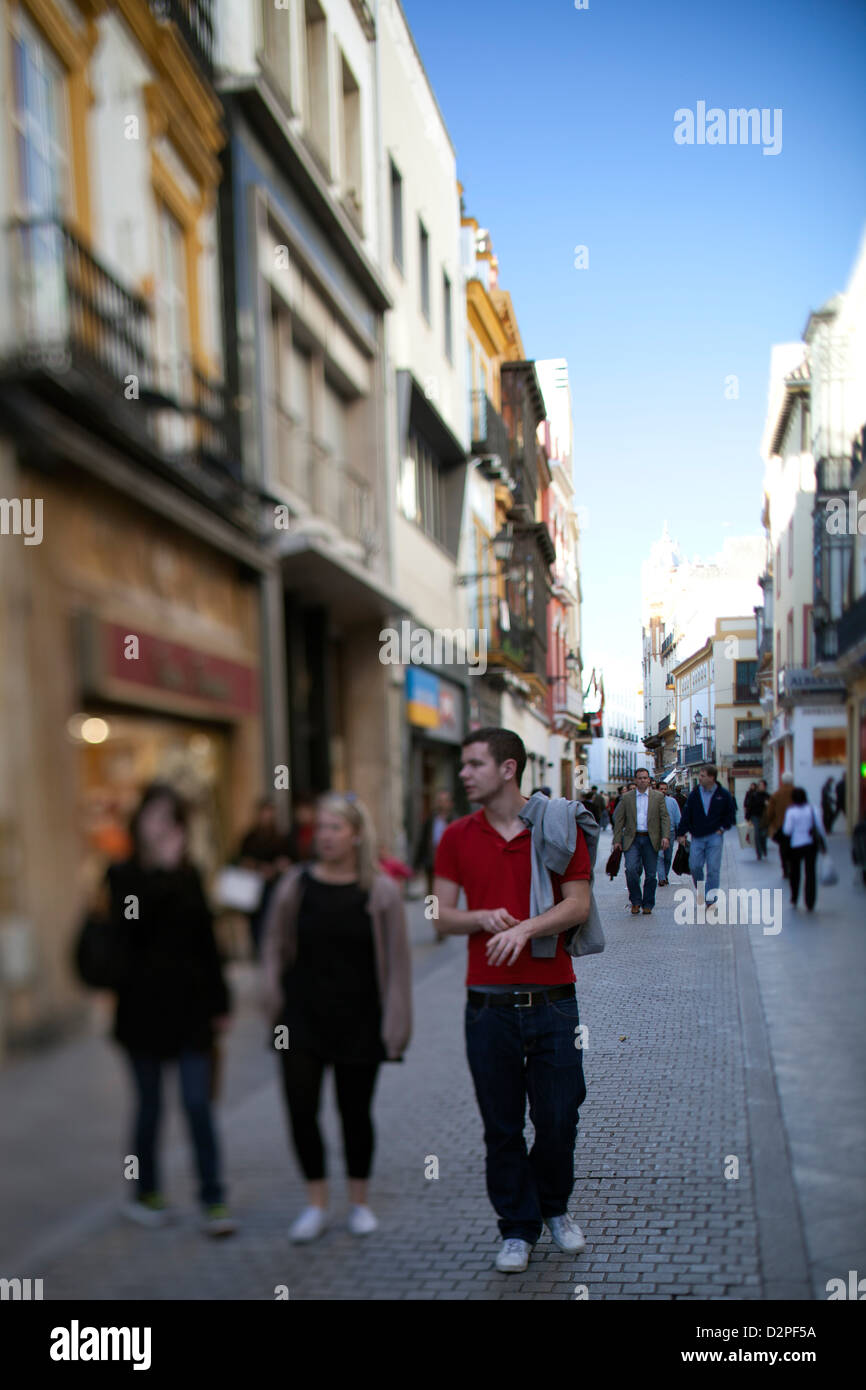 Sevilla, Spanien, Fußgänger auf Calle Tetuán Stockfoto