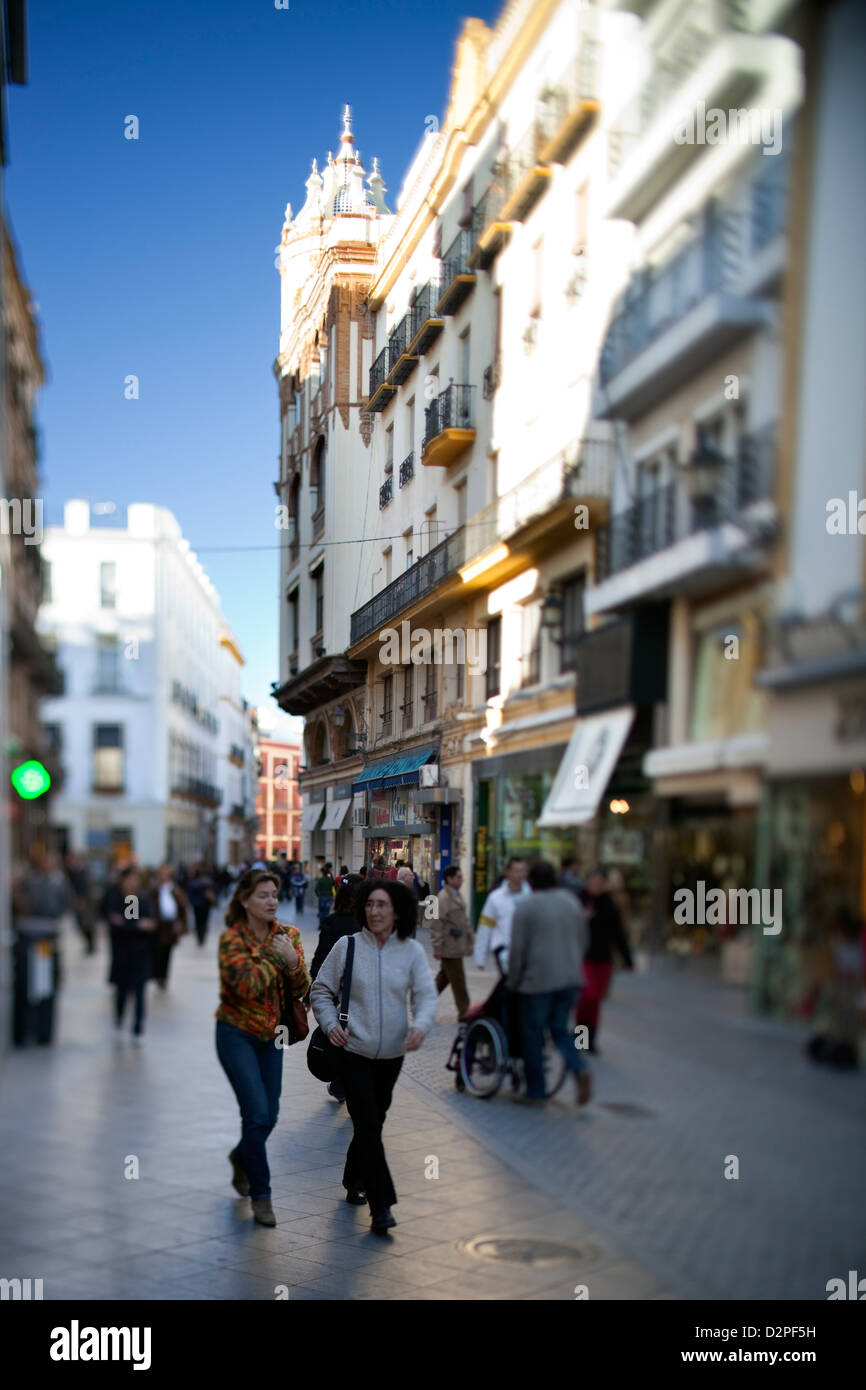 Sevilla, Spanien, Fußgänger auf Calle Tetuán Stockfoto