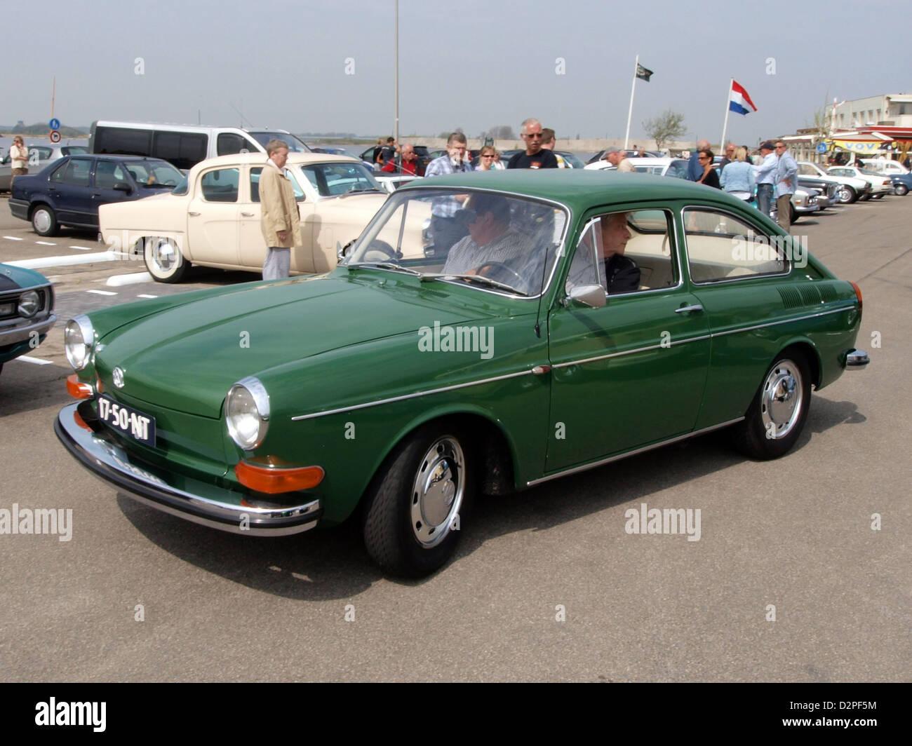 Der Volkswagen 311023 Automatic von 1970 ist ein kompakter Oldtimer, der für sein schlichtes und zugleich funktionales Design bekannt ist. Er wurde wegen seiner Zuverlässigkeit und Benutzerfreundlichkeit beliebt, die für die Entwicklung von Volkswagen während dieser Zeit charakteristisch waren. Stockfoto