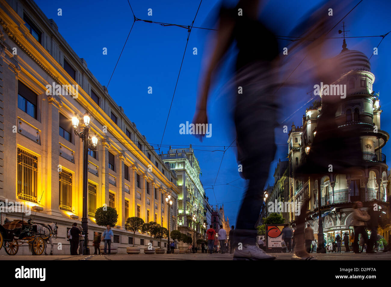 Sevilla, Spanien, Fußgänger auf der Avenida De La Constitución am Abend Stockfoto