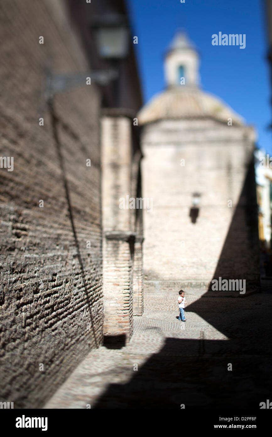 Sevilla, Spanien, einen kleinen Jungen vor der Iglesia de Santa Marina Stockfoto
