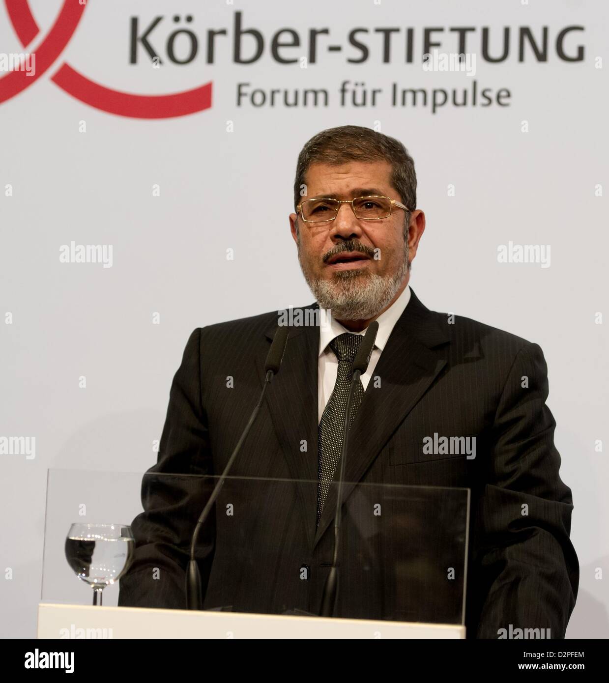 Der ägyptische Präsident Mohammed Mursi hält eine Rede bei einer Veranstaltung von der Körber-Stiftung in Berlin, Deutschland, 30. Januar 2013.   Gegen Ende seines Besuchs warfen Mursi, im Westen, dass es das alte, undemokratische System in Ägypten seit vielen Jahren unterstützt hatte.  "Westliche Ländern haben verlängerte das Leben von solchen Regimen seit Jahrzehnten", Mursi sagte während der Konferenz bei der Stiftung. Foto: Sven Hoppe/Alamy live-Nachrichten. Stockfoto