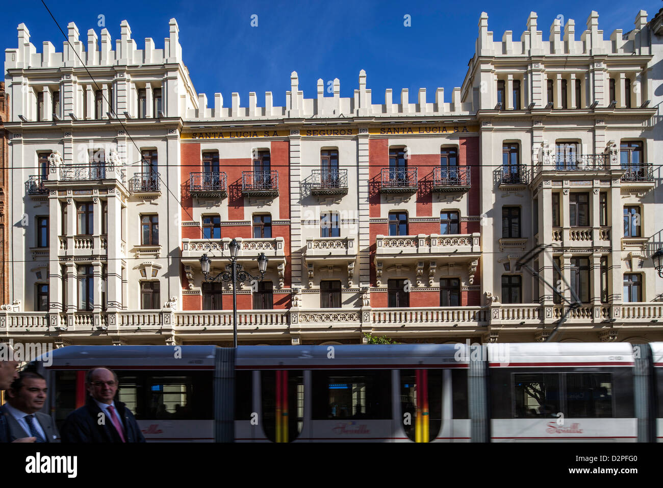 Sevilla, Spanien, eine Straßenbahn auf der Avenida De La Constitución Stockfoto
