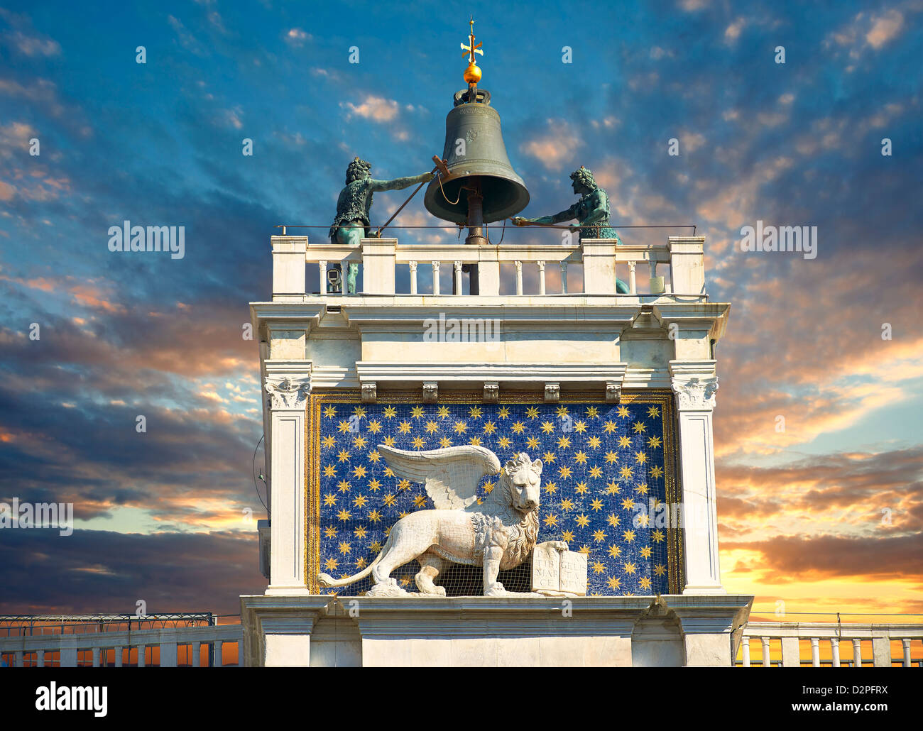 Nahaufnahme der geflügelte Löwe Statue des Hl. Markus auf St Mark's Clock Tower, Venedig Italien Stockfoto