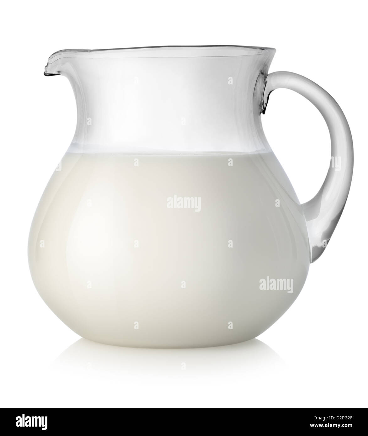 Milch in ein Glas isoliert auf weißem Hintergrund Stockfoto