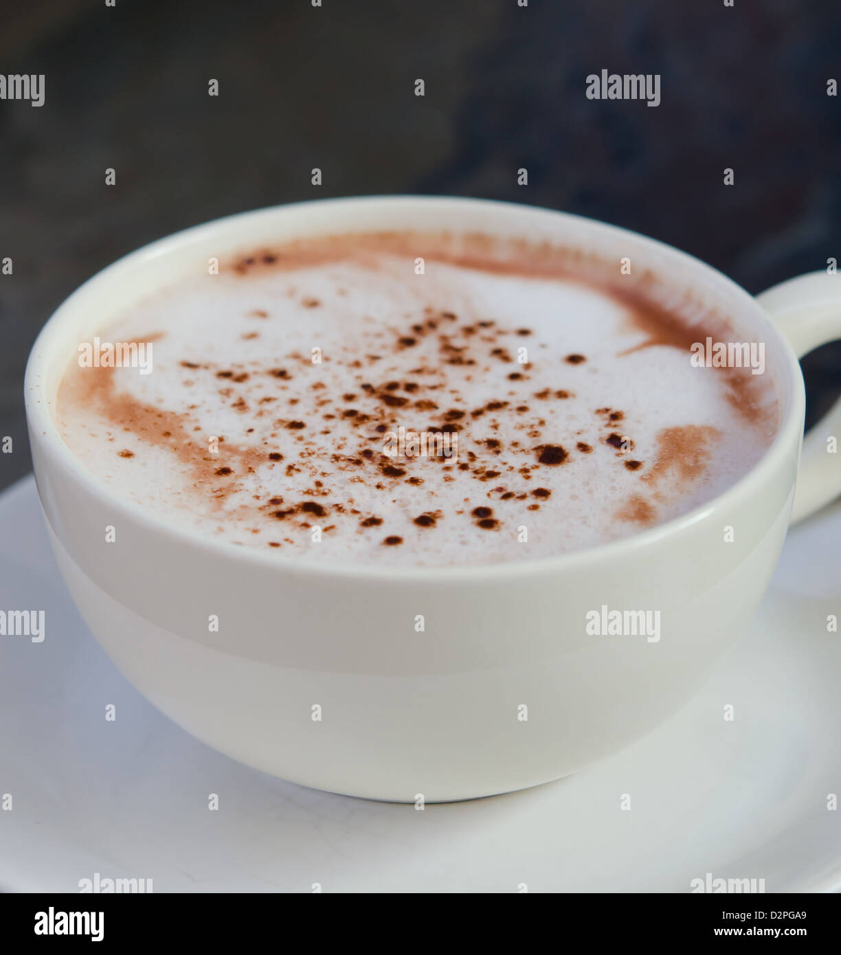 Nahaufnahme heißen Cappuccino in weißen Kaffeetasse Stockfoto