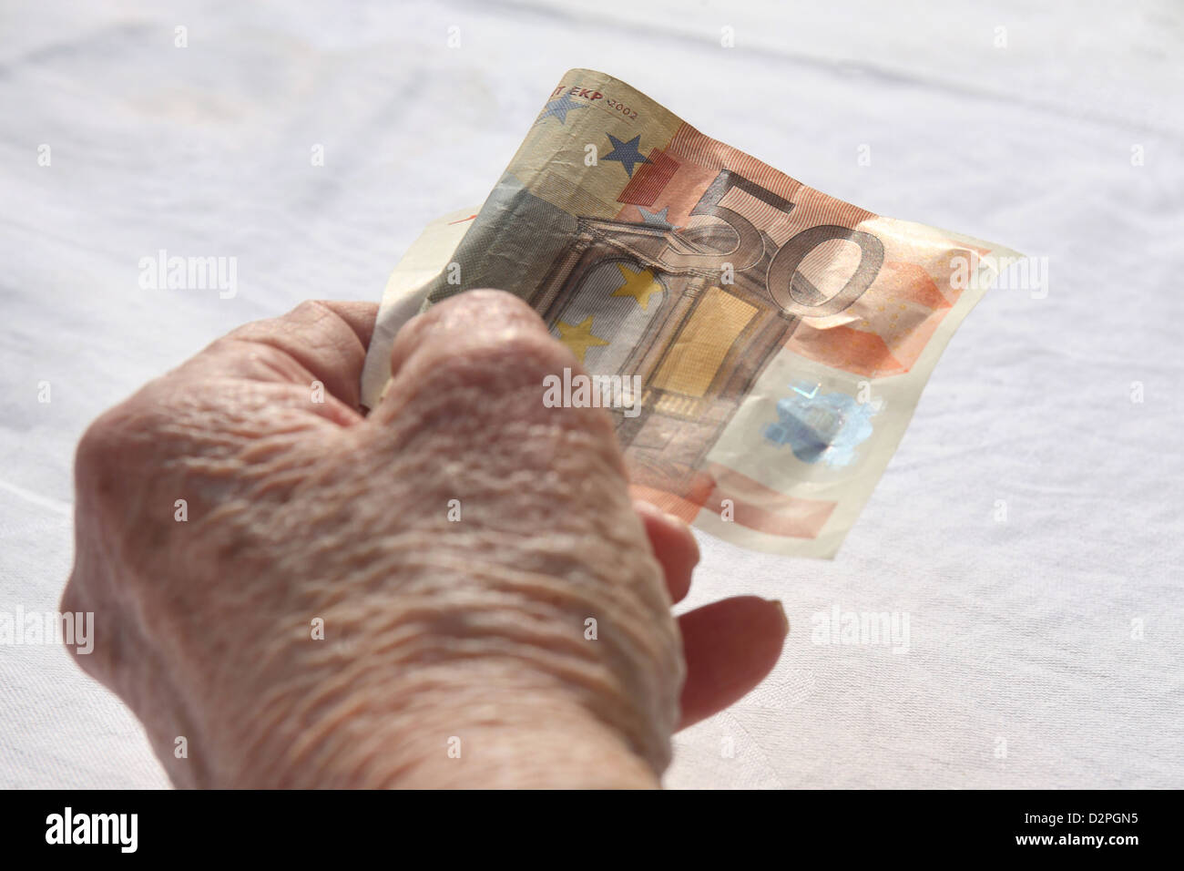 Berlin, Deutschland, die Hand eines Rentners mit einer Euro-Schein Stockfoto