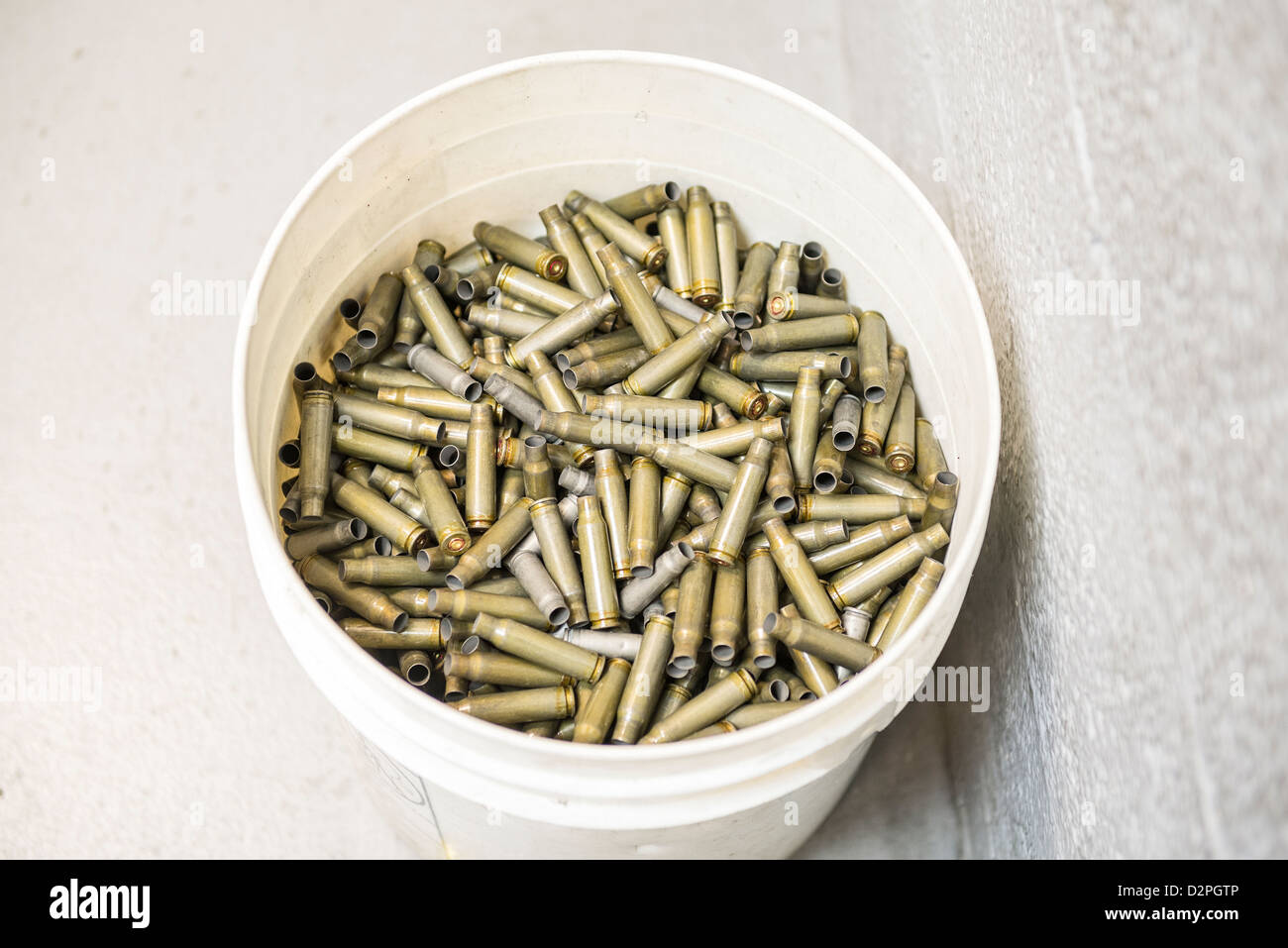 Einen großen Eimer mit großkalibrigen Gewehr Muscheln. Stockfoto