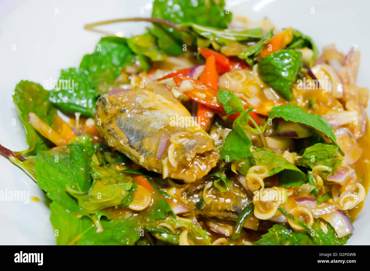 appetitlich würziger Salat von Fischkonserven. Stockfoto
