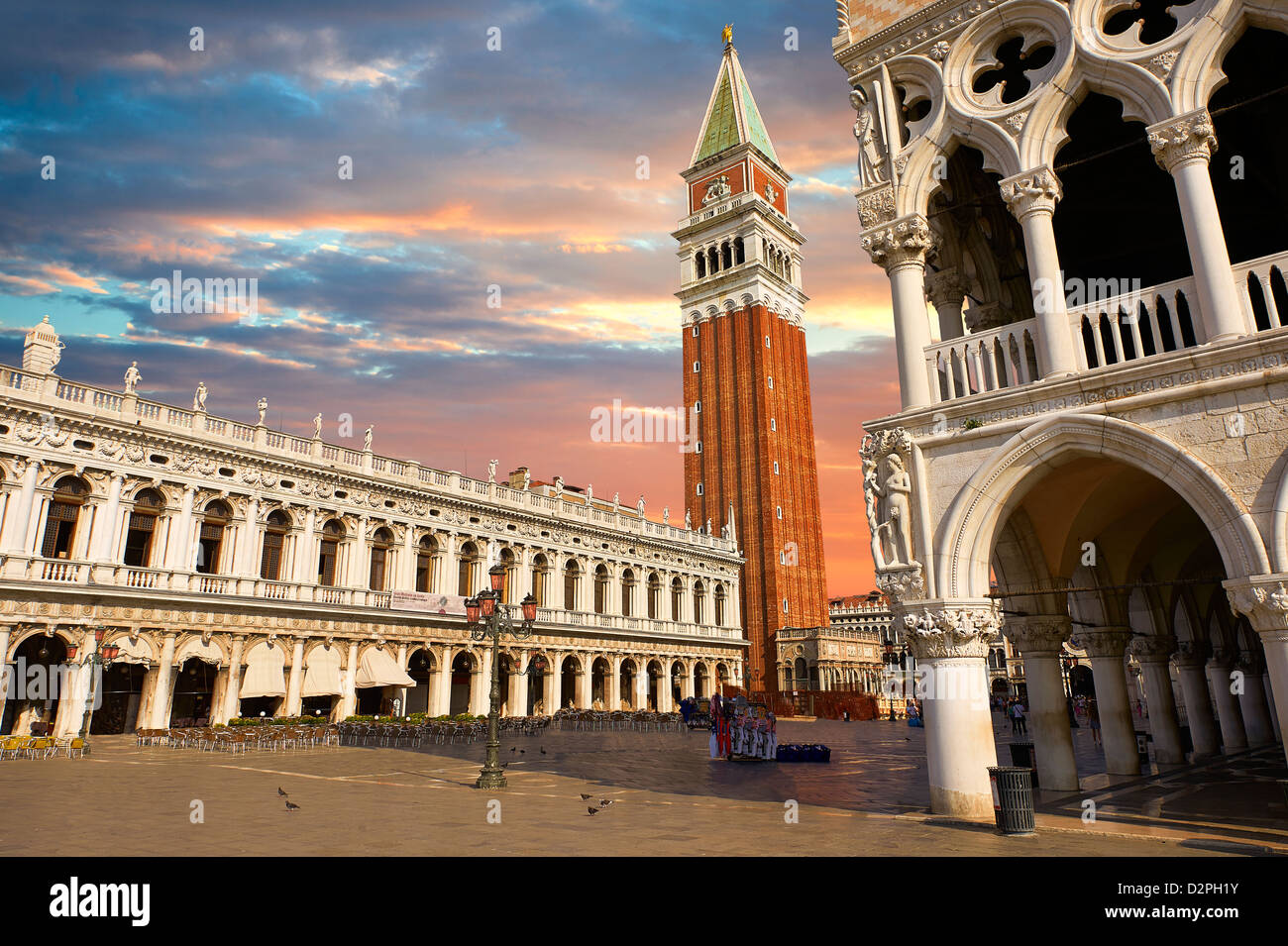 Markusplatz Campinale & Dogenpalast und auf der linken Seite der Biblioteca Nazionale Marciana Venedig Stockfoto