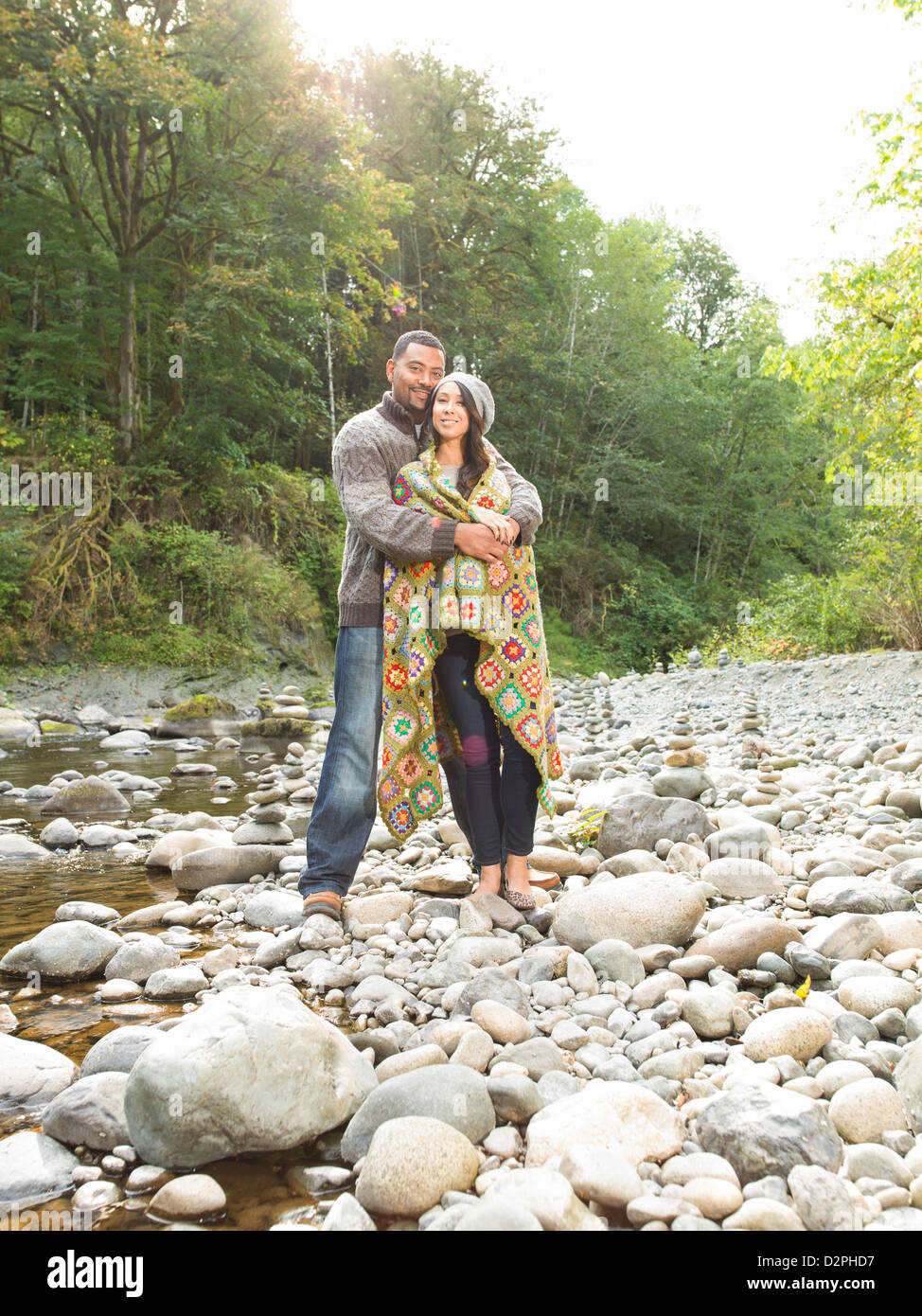 Paar, umarmen, in der Nähe von stream Stockfoto