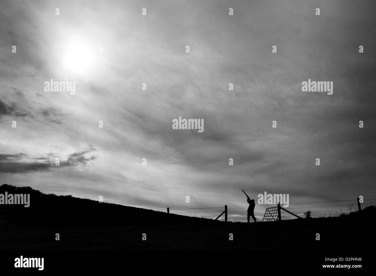Silhouette eines Mannes, eine Schuss Pistole schießen. Stockfoto