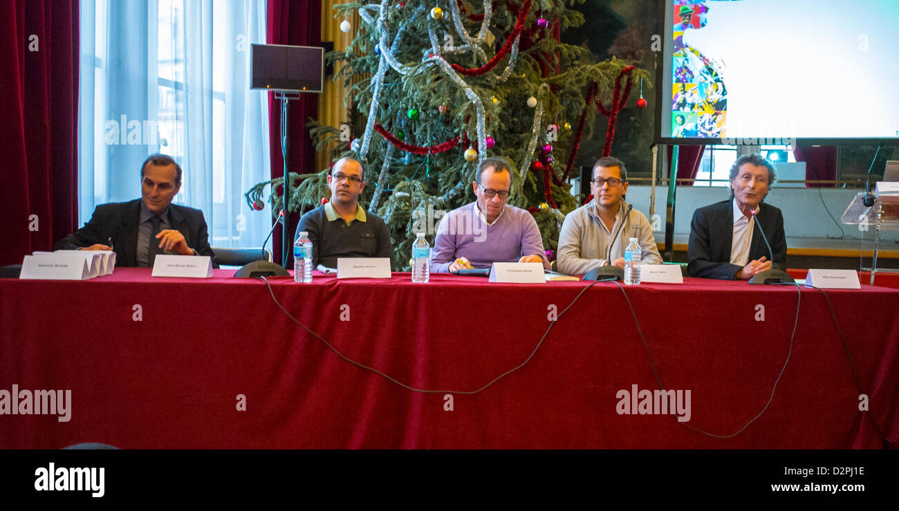 Paris, Frankreich. Französische LGTB N.G.O. Gruppen treffen sich, um Vorbereitungsstrategien für HIV-Prävention mit Sidaction und AVAC zu diskutieren. (L-R) Jean-Michel Molina, Stephen Karon, Christophe Martet, Bruno Spire, Willy Rozenbaum, Diskussionsforum aus Rednern, séminaire france, franzosen in hiv Aids Stockfoto