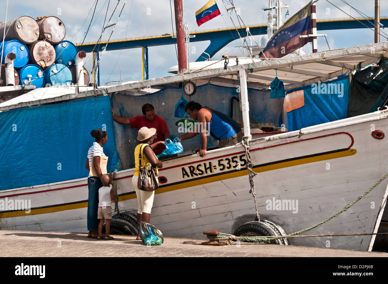 Frau kaufen Fisch auf dem schwimmenden Markt auf der Punda Seite von Willemstad, Curacao Stockfoto