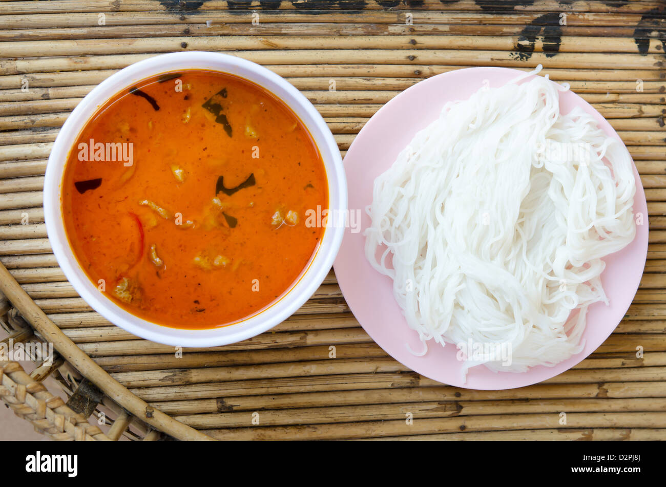 Draufsicht Schweinefleisch im Boden Erdnuss-Kokos Creme Curry und Reis Nudeln Stockfoto