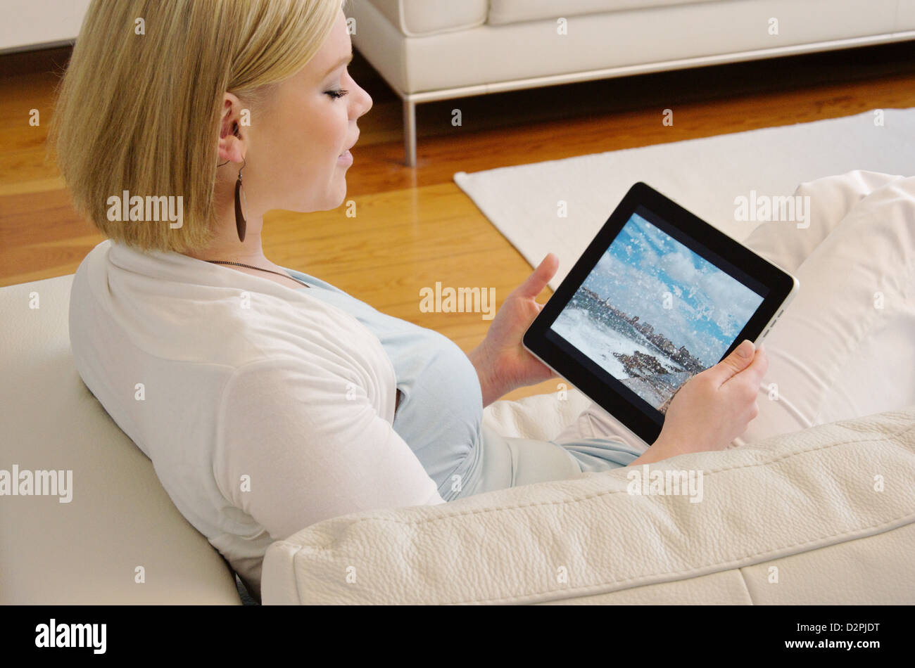 Hamburg, Deutschland, eine junge Frau schaut Fotos auf dem IPad Stockfoto