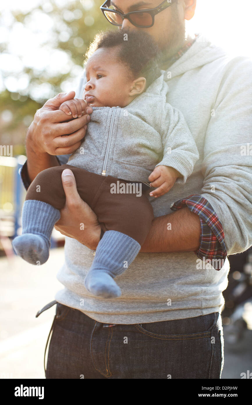 Vater Holding African American Baby boy Stockfoto