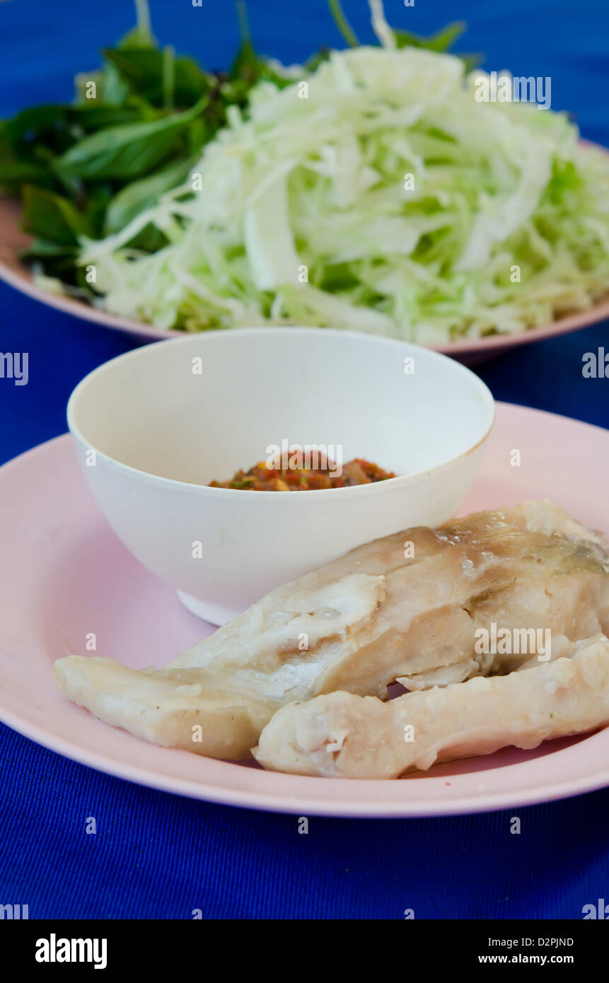 Frischdampf Fisch serviert mit Chili-Sauce und Gemüse Stockfoto