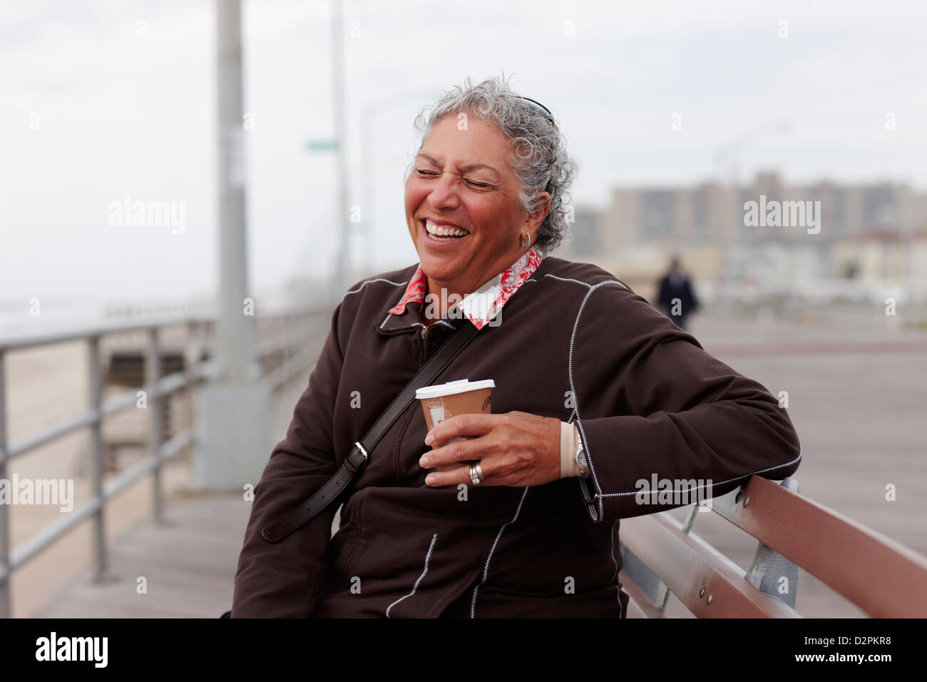 Frau Kaffeegenuss auf Promenade Stockfoto
