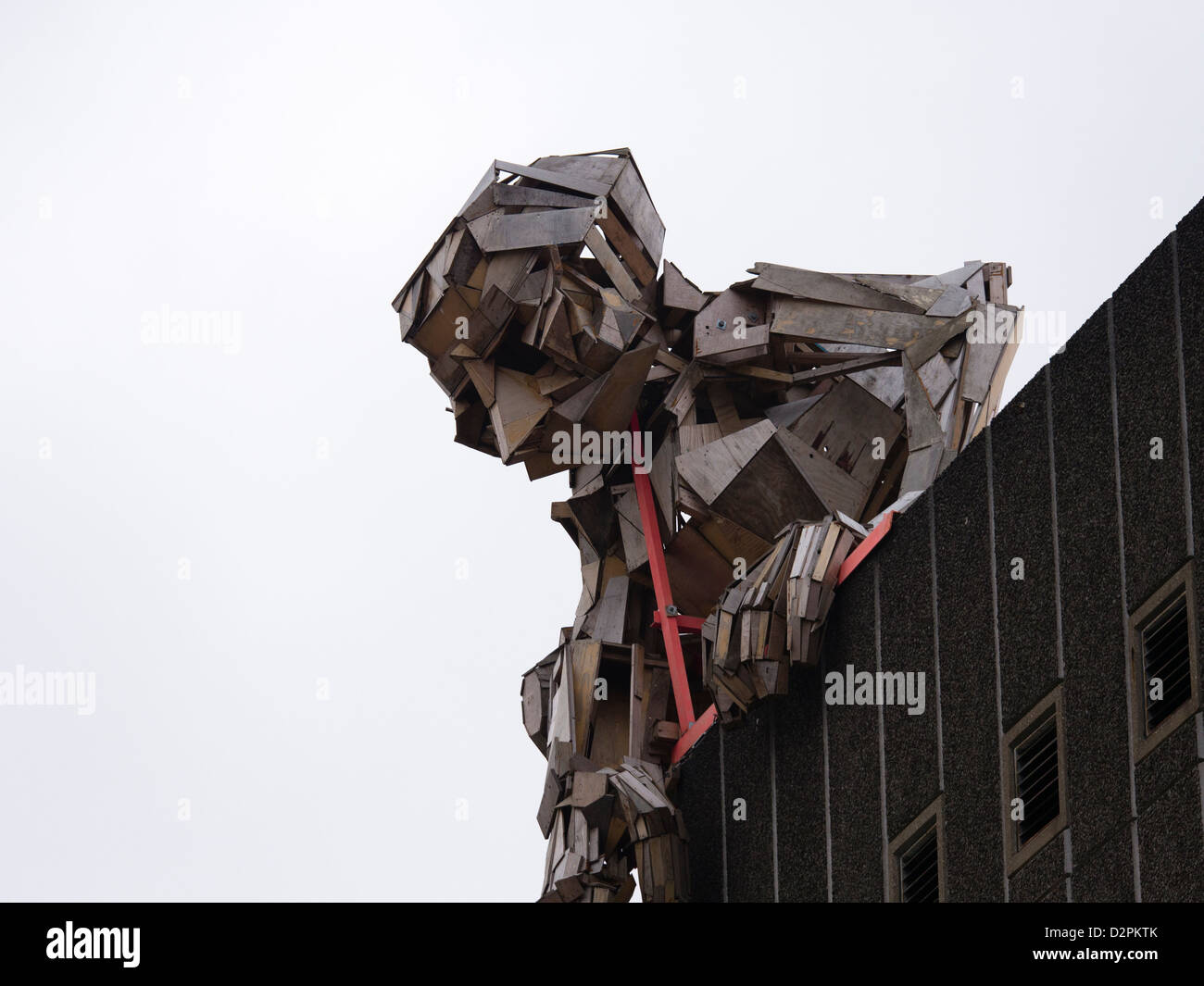 Eine Skulptur aus Holz Männer in der Hayward Gallery, London England Stockfoto