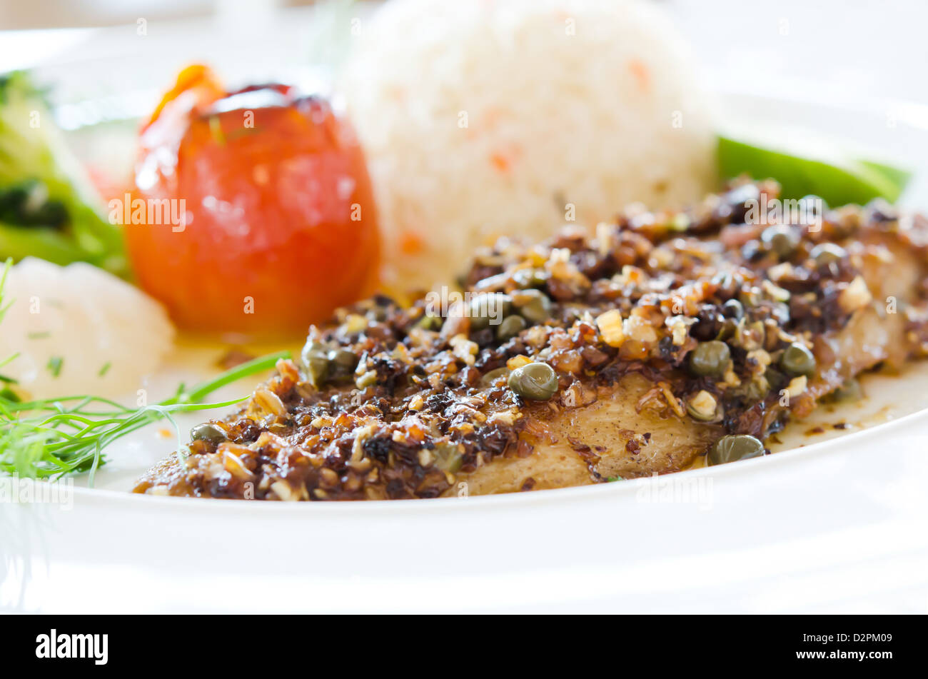 Fisch Steak serviert mit gebratenem Reis und Gemüse Stockfoto
