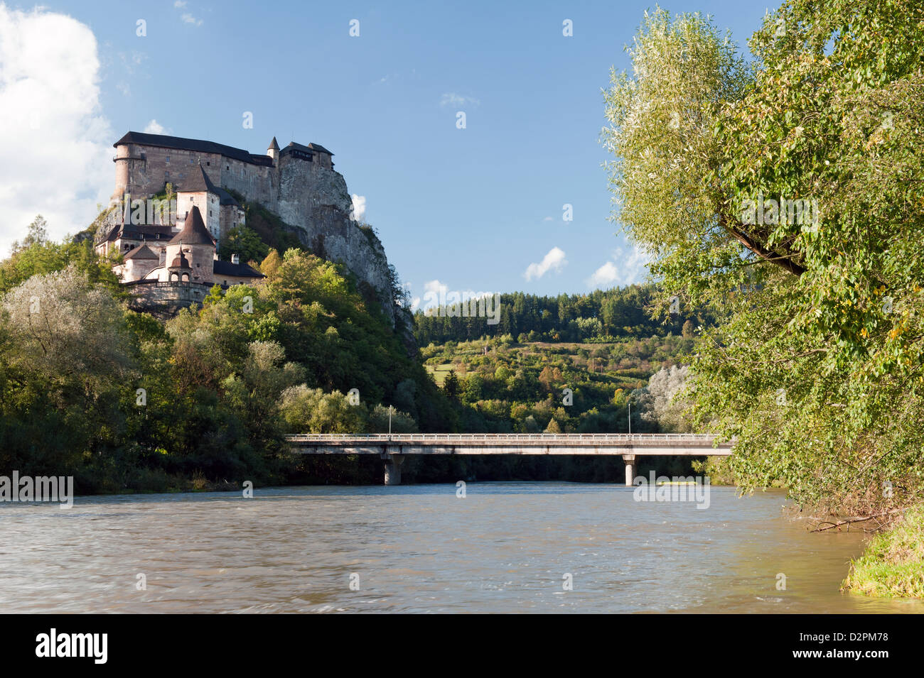 Famous Orava Burg oberhalb Orava Fluß im Sommer. Castle gilt als eine der interessantesten Burgen in der Slowakei. Stockfoto