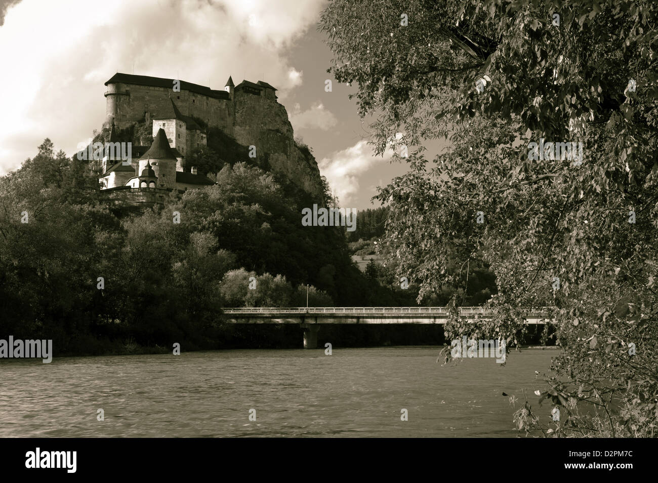 Famous Orava Burg oberhalb Orava Fluß im Sommer. Castle gilt als eine der interessantesten Burgen in der Slowakei. Stockfoto