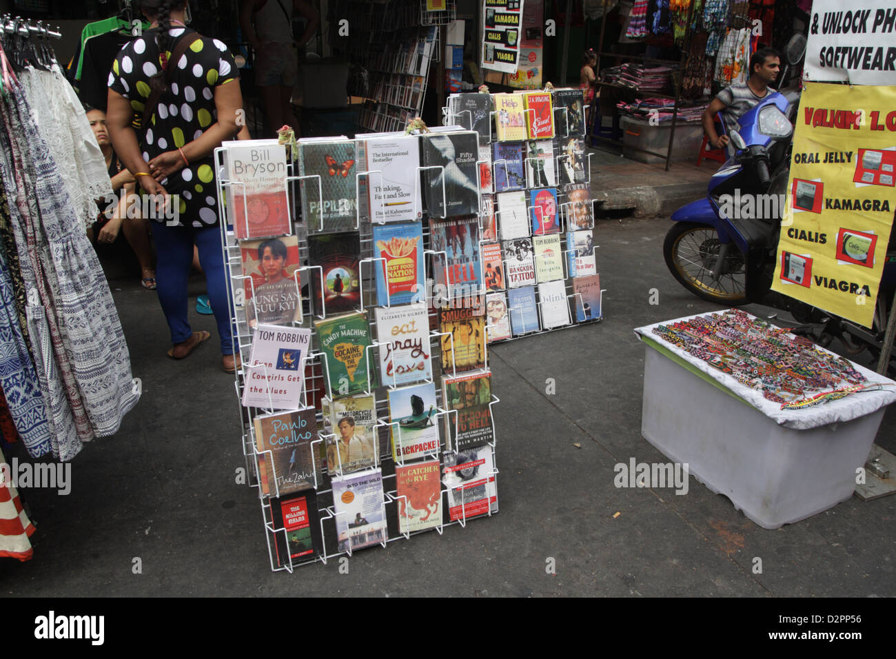 Gebrauchte Bücher zum Verkauf an der Khao San Road in Bangkok Stockfoto