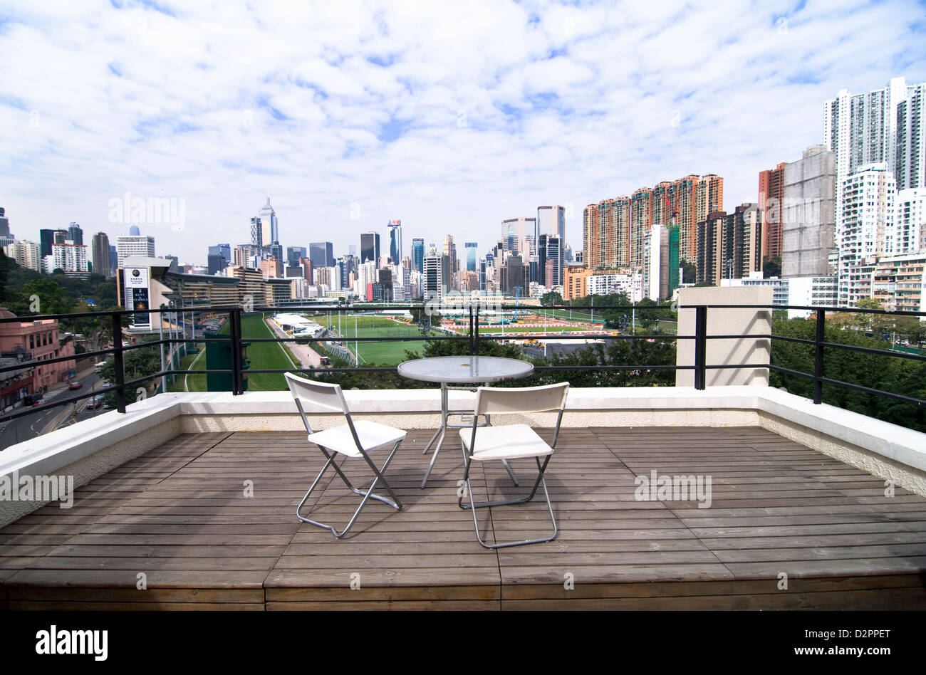 Eine schöne Veranda mit Blick auf die Happy Valley Pferderennbahn in Hong Kong. Stockfoto