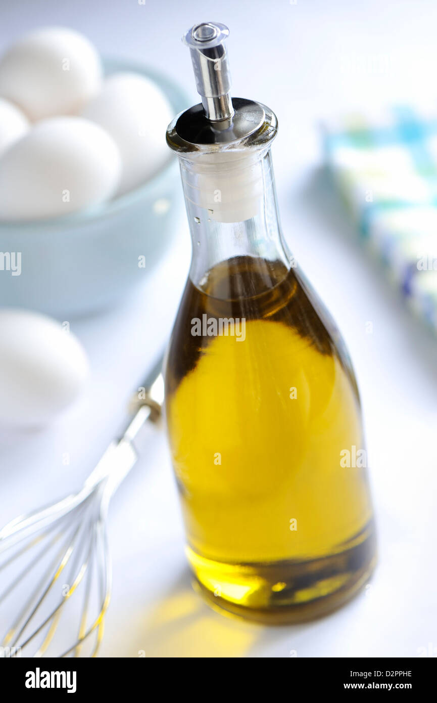 Flasche von Pflanzenöl mit Eiern und Draht Peitsche, Vorbereitung für Mayonnaise. Stockfoto