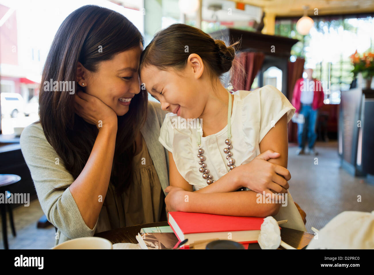 Philippinische Mutter und Tochter im café Stockfoto