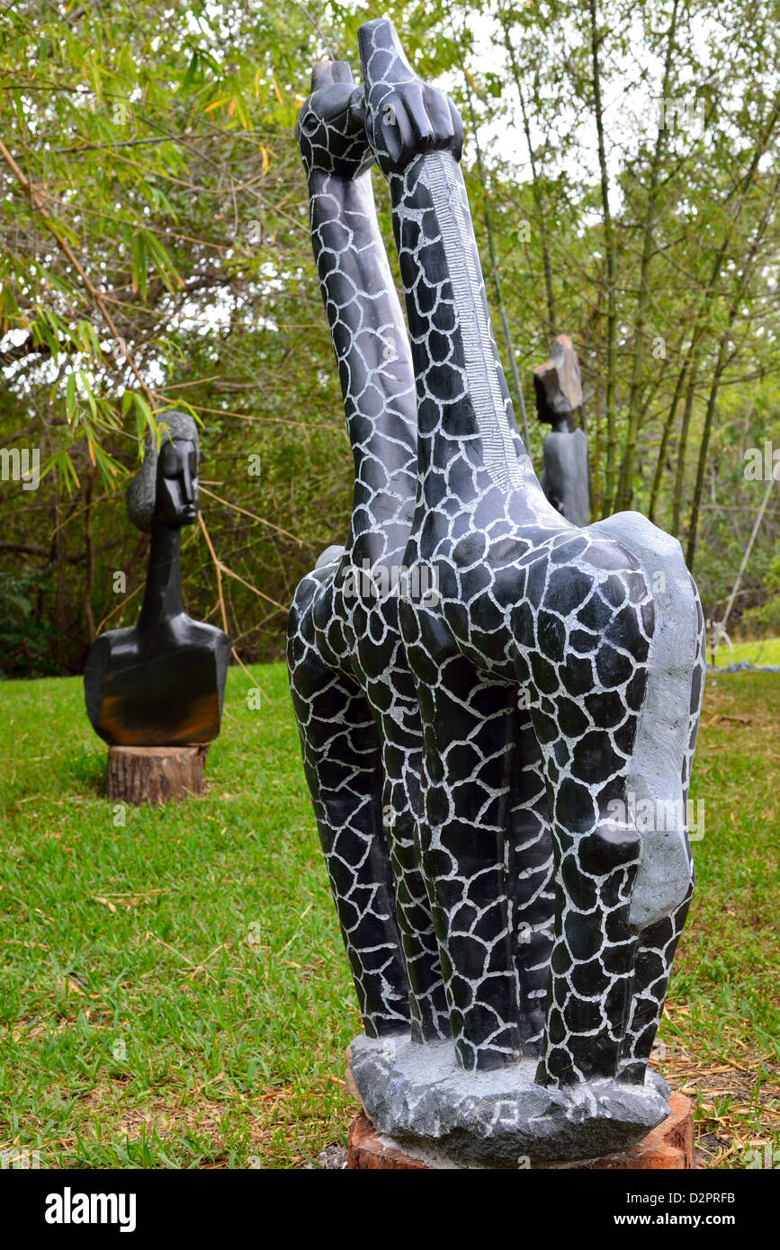 Stein geschnitzte Skulptur eines Paares von Giraffen. Fairchild Botanical Garden, Coral Gables, Florida, USA. Stockfoto