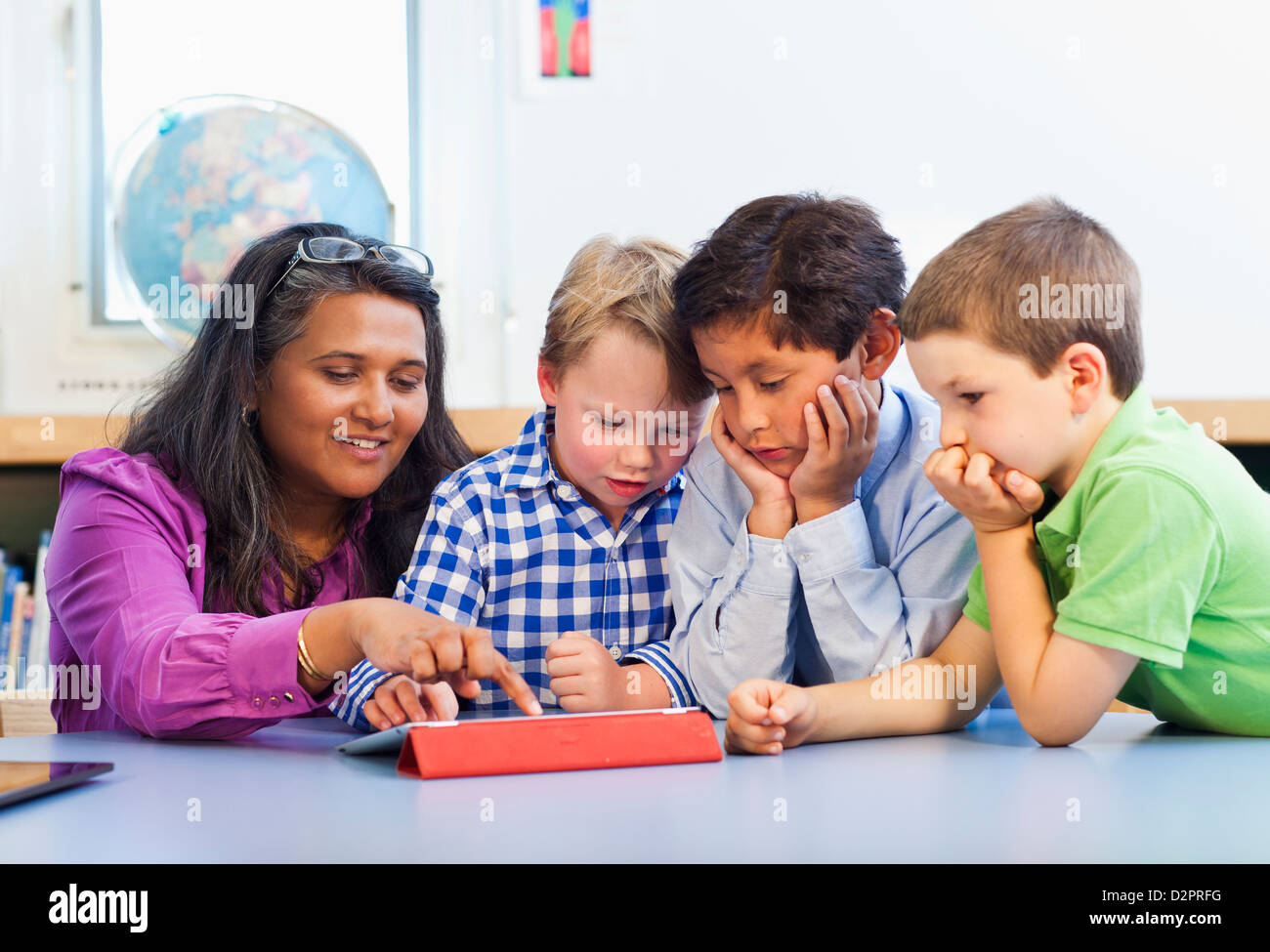 Lehrer und Schüler mit digital-Tablette Stockfoto